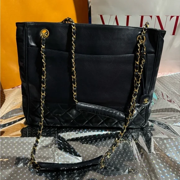 Vintage Chanel Black Leather tote - Picture 3 of 16